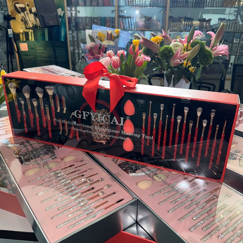 the gfyicai32pcs set features exquisite makeup brushes embedded with rhinestones including eyeshadow brushes contour brushes blush brushes a diamond headband eyelash curlers and other beauty tools sui